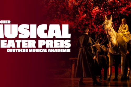 Logo Deutscher Musical Theater Preis - auf rechter Seite eine Szene aus dem Musival der Schimmelreiter. Wienke sitzt auf dem weißen Schimmel