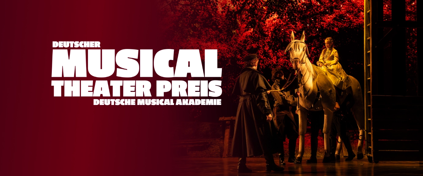 Logo Deutscher Musical Theater Preis - auf rechter Seite eine Szene aus dem Musival der Schimmelreiter. Wienke sitzt auf dem weißen Schimmel